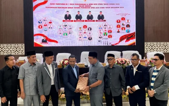 Pemkab Serahkan Nota Keuangan Raqan Perubahan APBK 2026
