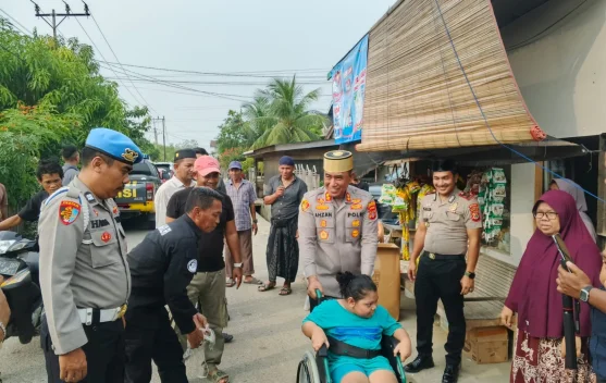 Kapolres Lhokseumawe Serahkan Kursi Roda untuk Ananda Azalea - RRI.co.id