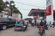 Antrean Panjang Kendaraan Masih Terjadi di SPBU Lhokseumawe Hari Ini
