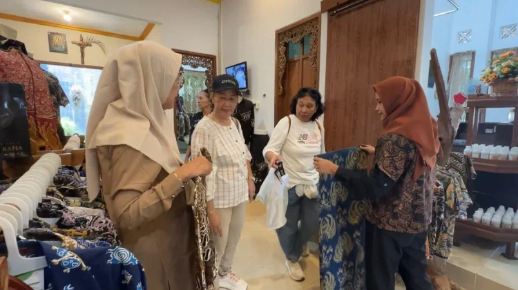 Pengunjung Asal Yogyakarta Apresiasi Ragam Warna dan Motif Batik Ngawi