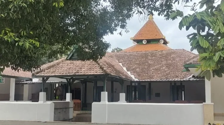 Masjid Al Basyariah: Tembok Tebal Usia Ratusan Tahun, Uniknya Ada Kolam Depan Masjid