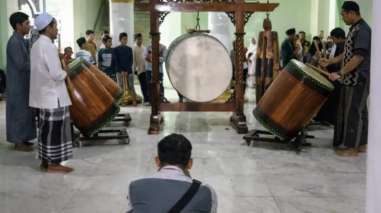 Tradisi Tabuh Beduk Masjid Agung Al Hakim Kota Madiun yang Selalu Dinanti