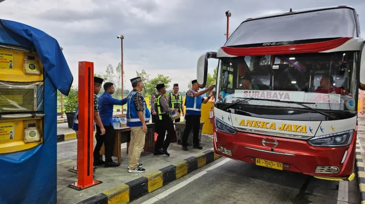 PT JNK Bersama PJR Jatim VI Bagikan Takjil di Gerbang Tol Madiun