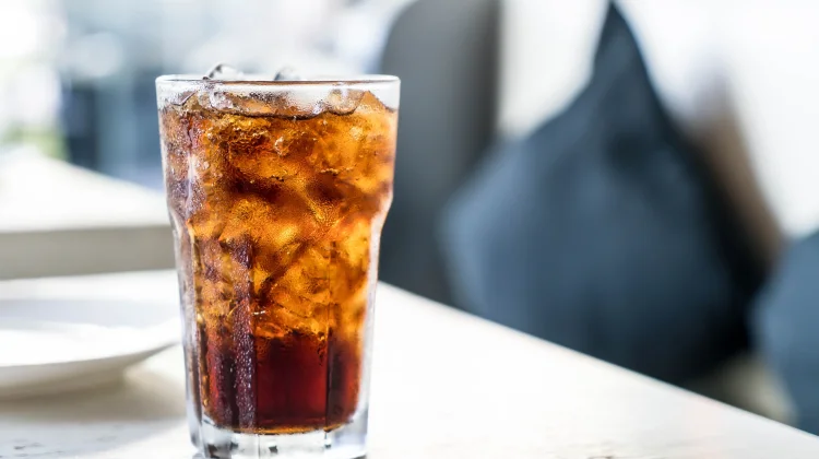Kebiasaan Minum Manis saat Berbuka Bisa Rusak Ginjal