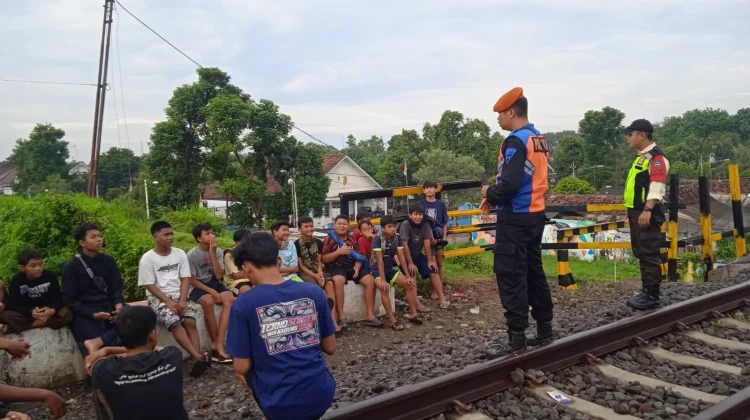 PENTING! KAI Daop 7 Madiun Imbau Warga Hindari Rel saat Menunggu Waktu Berbuka