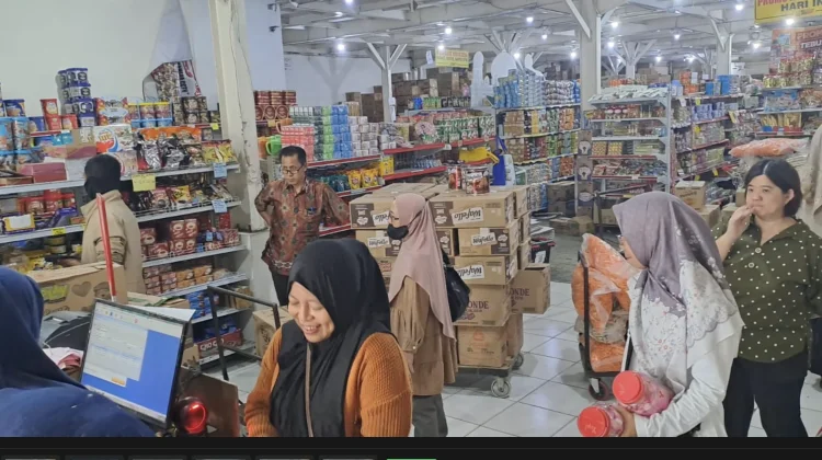 Toko Grosir Kue Kaleng dan Jajanan di Madiun Mulai Dipadati Pembeli