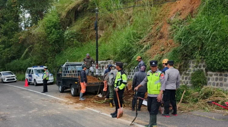 Waspada, Longsor di Jalur Sarangan Mojosemi Magetan