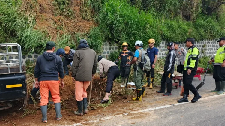 Longsor di Jalur Sarangan–Mojosemi, Petugas Lakukan Penanganan Cepat