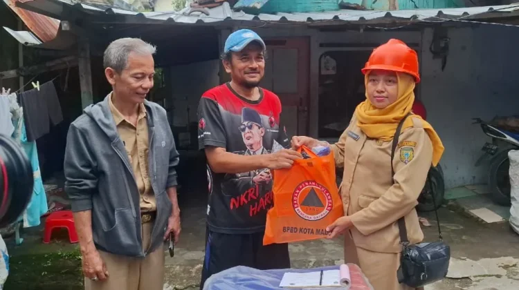 BPBD Kota Madiun Berikan Bantuan Logistik kepada Warga Terdampak Atap Roboh