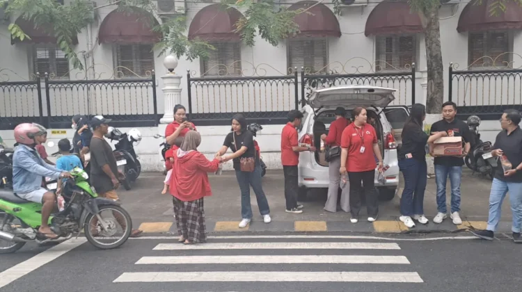 Mencari Berkah Ramadhan, Salah Satu Leasing di Kota Madiun Berbagi Takjil di PSC