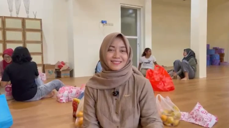 Sanggar Ayo Langsing Madiun Perdana Gelar Bagi Takjil