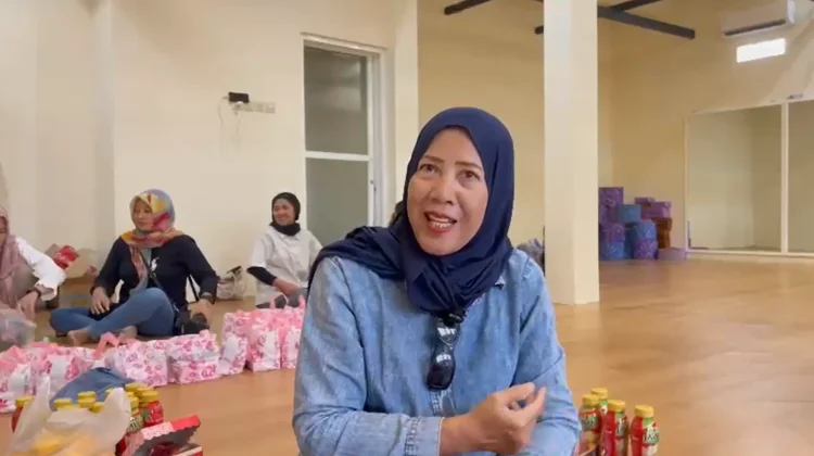 Member Sanggar Ayo Langsing Antusias Bagikan Takjil
