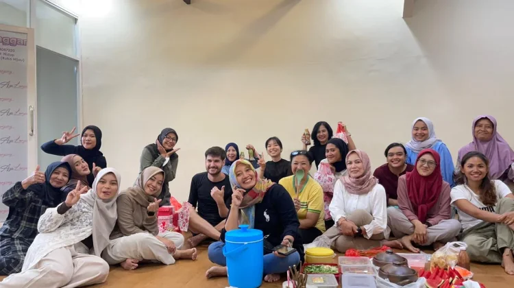 Bentuk Kepedulian Sanggar Ayo Langsing Bagi Takjil Gratis