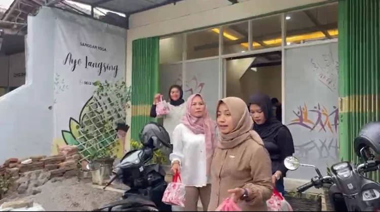 Sanggar Ayo Langsing Bagi Takjil tanpa Donatur
