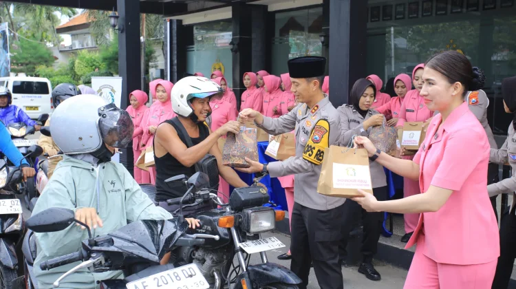Polres Madiun Bagikan Ratusan Paket Takjil Bagi Pengguna Jalan