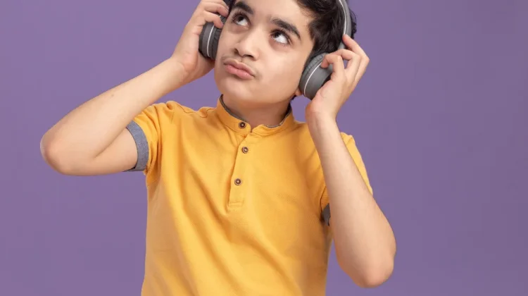 Anak Pakai Headset? Dokter Ingatkan Orang Tua Perhatikan Volume Suara