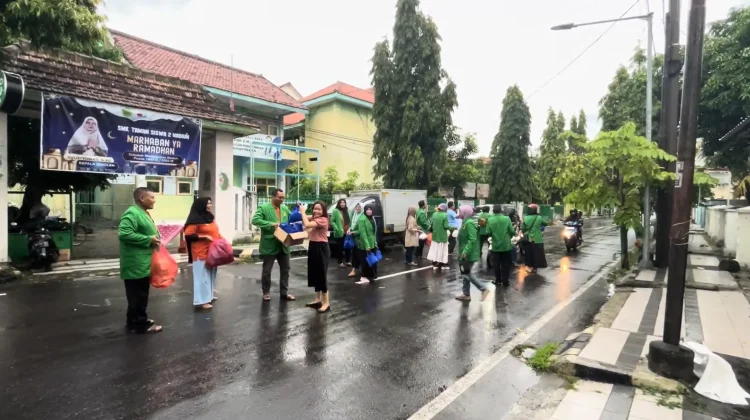 Aksi Sosial PKBTS Madiun Berbagi Takjil di Bulan Ramadan