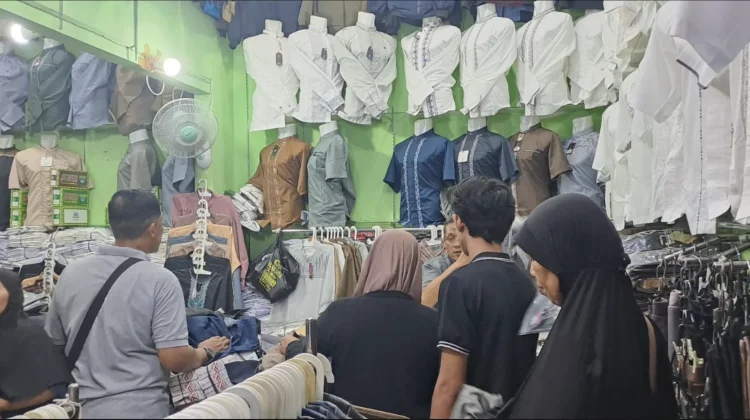 Pertengahan Ramadhan, Kios Pakaian di Pasar Besar Madiun Mulai Ramai Pembeli