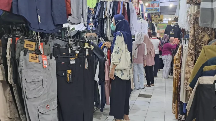 Pembeli Pakaian di Kios Pasar Besar Madiun Jauh Menurun, Dampak Perdagangan Online.