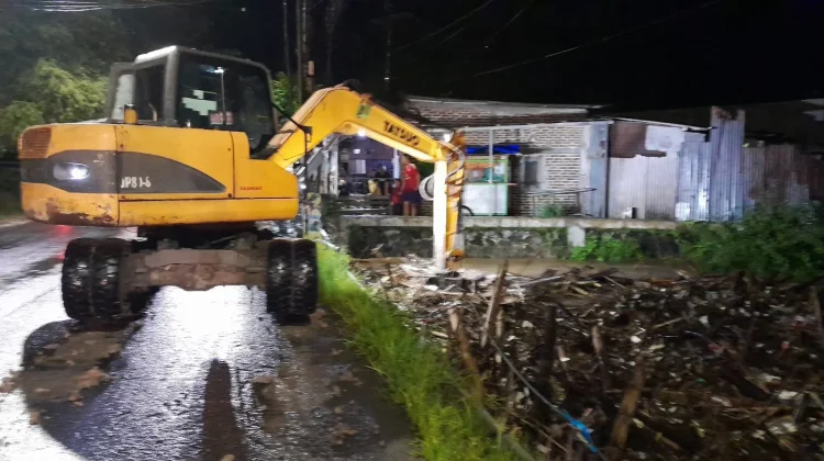 Sumbatan Sampah di Jembatan Bok Malang Picu Banjir di Kali Piring