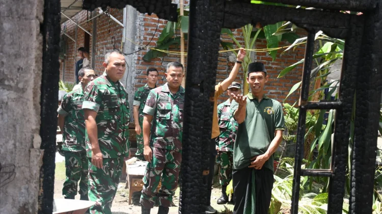 Rumah Anggotanya Ludes Terbakar, Danrem Untoro Beri Bantuan