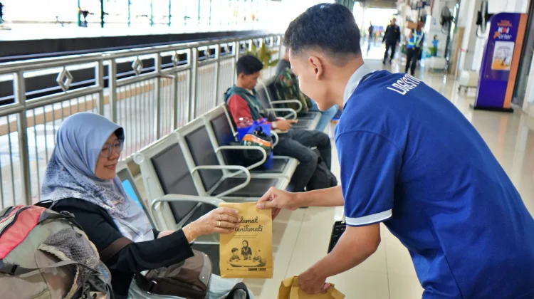 KAI Daop 7 Siapkan Ratusan Takjil Gratis bagi Penumpang KA Jarak Jauh