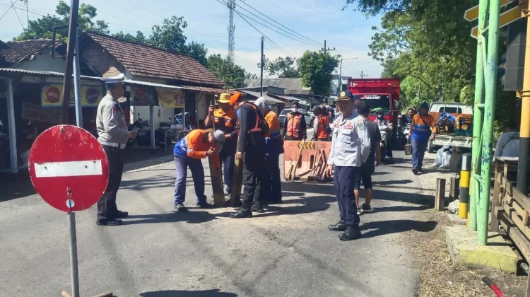 Minimalkan Risiko Kecelakaan saat Mudik, KAI Daop 7 Sempitkan Perlintasan