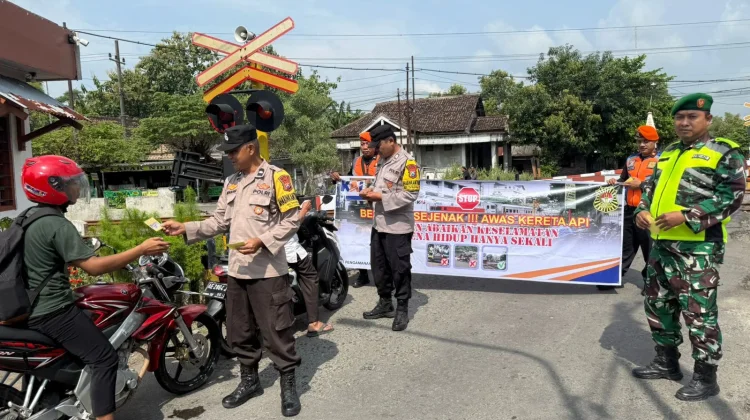 KAI Daop 7 Madiun Edukasi Pengguna Jalan di Perlintasan Sebidang