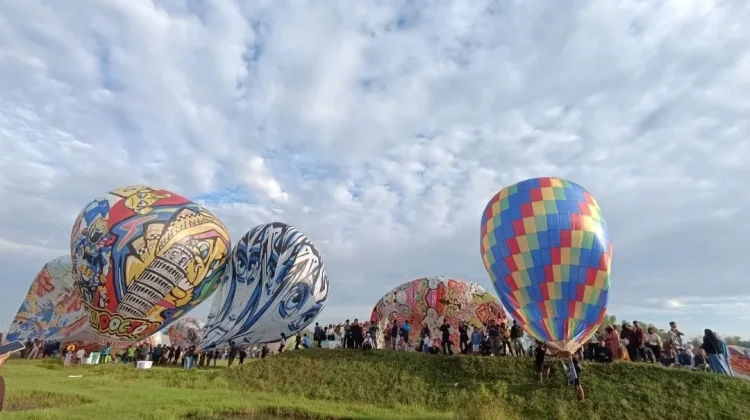 Ribuan Warga Padati Festival Balon Udara di Ponorogo
