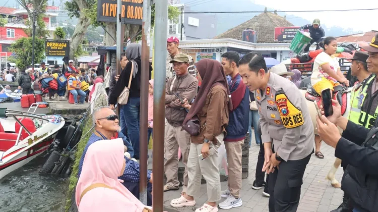 Ribuan Wisatawan Padati Telaga Sarangan, Kapolres Magetan Patroli Turun Langsung