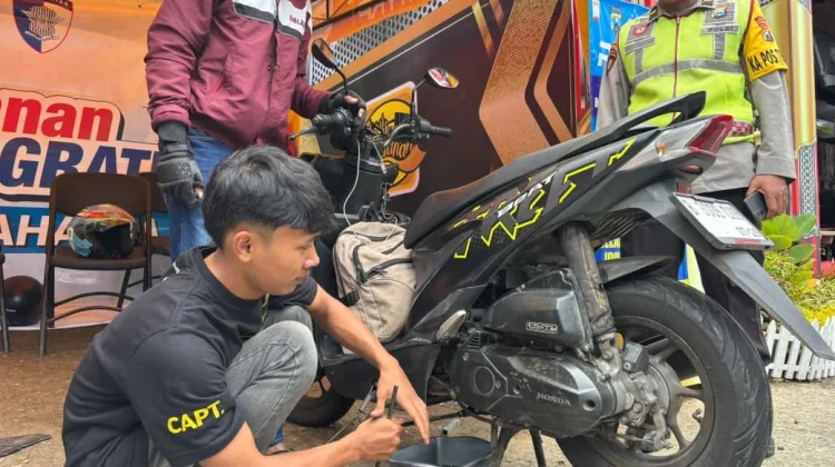 Bengkel Gratis SETIA di Pos Pam Sarangan Bantu Kendaraan Bermasalah saat Lebaran