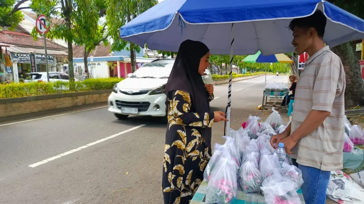 Tradisi Ziarah Jadi Peluang Penjual Bunga Tabur Musiman di Pasar Sayur Magetan