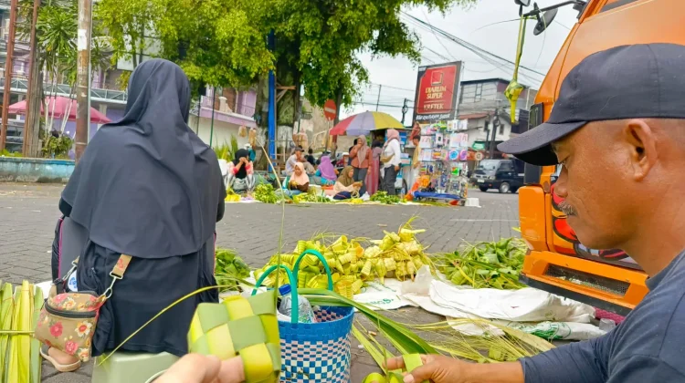 Perayaan Syawalan Dongkrak Penjualan Bungkus Ketupat di Pasar Plaosan