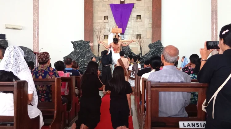 Ratusan Umat Katolik Gereja Mater Dei Kota Madiun Ikuti Visualisasi Jalan Salib
