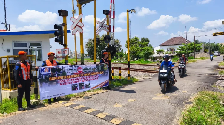 KAI Daop 7 Madiun Konsisten Jaga Keselamatan di Perlintasan Sebidang