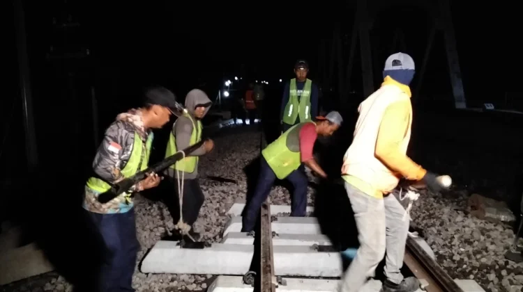 Tanggap, KAI Daop 7 Madiun Laksanakan Penggantian Bantalan Rel