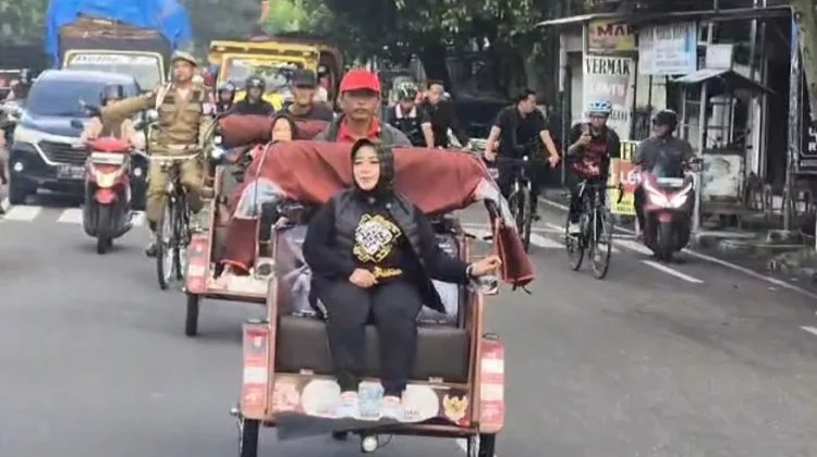 Pemkab Ponorogo Mulai Terapkan WFH, Lisdyarita Pilih Naik Becak