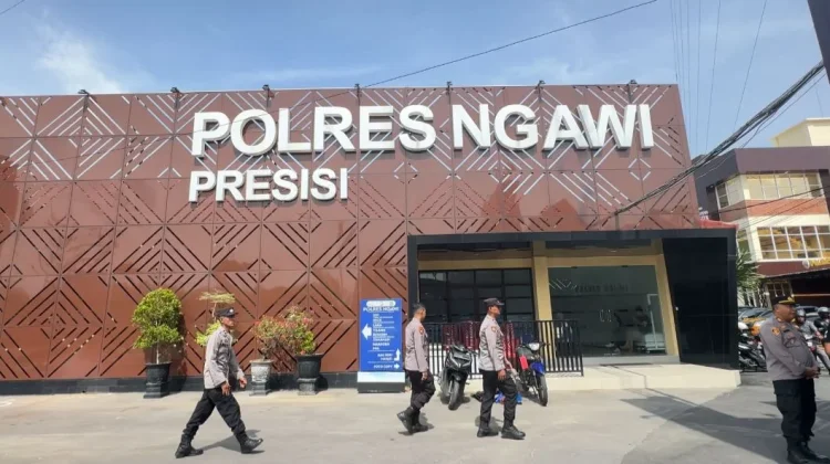 Polres Ngawi Patroli Pertokoan jelang dan Selama Lebaran