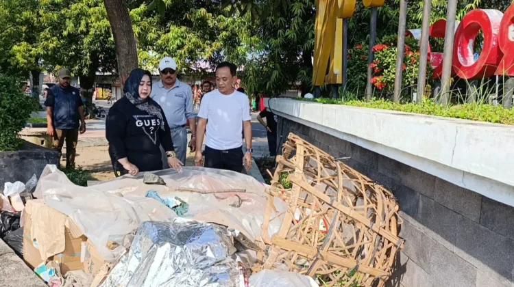 Lisdyarita Temukan Tumpukan Rongsok di Alun-alun, Imbau Warga Jaga Kebersihan