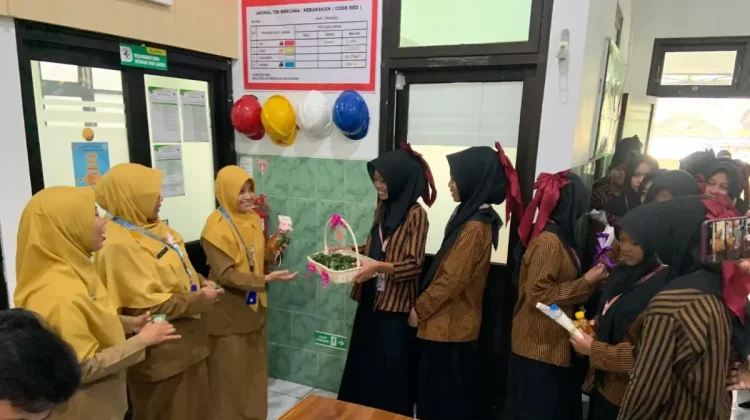Peringati Hari Kartini, Siswa MTsN 13 Madiun Bagikan Bunga dan Wapaya Magala