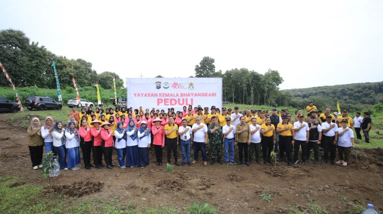 Polres Madiun Gandeng Perhutani KPH Madiun Tanam Ribuan Bibit