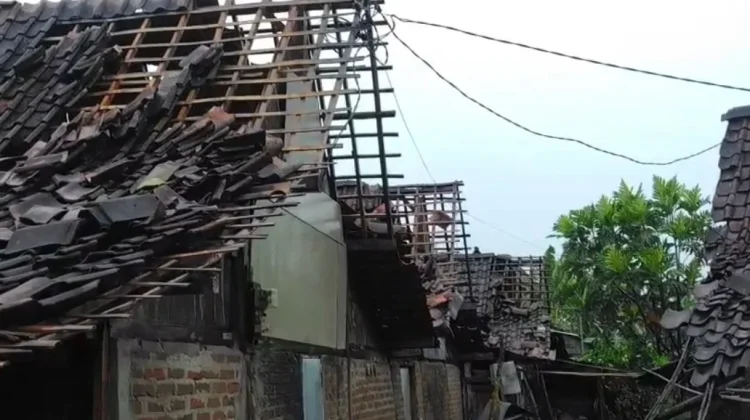 Sejumlah Rumah Warga Semen Rusak Akibat Cuaca Ekstrem Angin Kencang