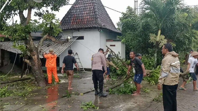 Petugas Gabungan Bantu Warga Terdampak Bencana Puting Beliung di Semen