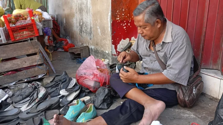 Tukang Sol Sepatu Tetap Bertahan di tengah Perubahan