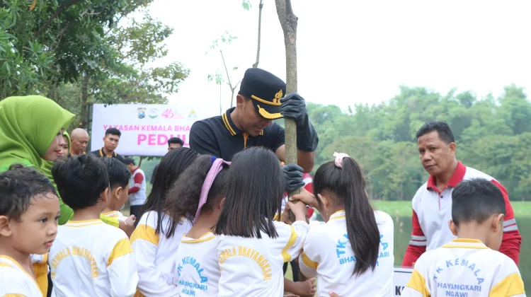 Ajarkan Peduli Lingkungan Sejak Dini, Kapolres Ngawi Tanam Pohon Bersama Anak TK