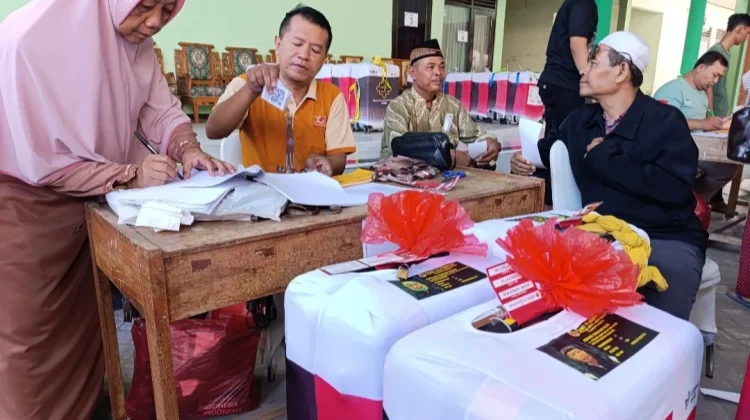 Unik, Jemaah Haji Ponorogo Tandai Koper dengan Kresek Dibentuk Bunga