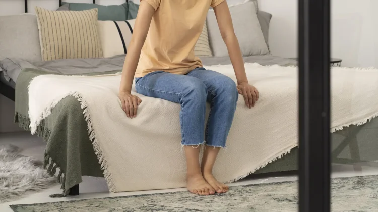 Satu Kaki di Lantai: Kebiasaan Sederhana untuk Mencegah Pusing saat Bangun