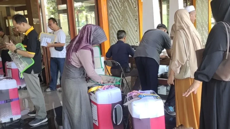 Ratusan Jemaah Haji Ngawi Mengumpulkan Koper Jelang Keberangkatan