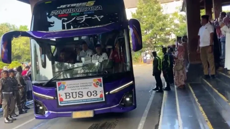 Plt Bupati Ponorogo Berangkatkan Ratusan Jemaah Haji, Ini Pesannya
