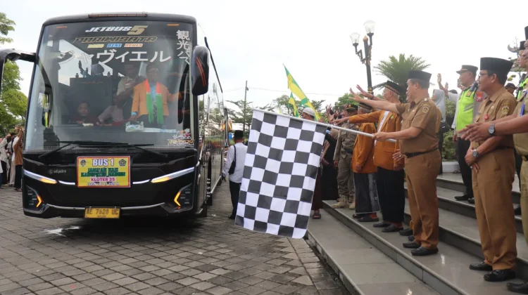 Pemkab Madiun Berangkatkan Jamaah Haji kloter ke-25